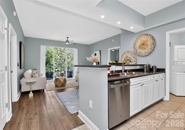 2nd image of 300 W 5Th St #609, Charlotte, NC 28202 | MLS# 4394204