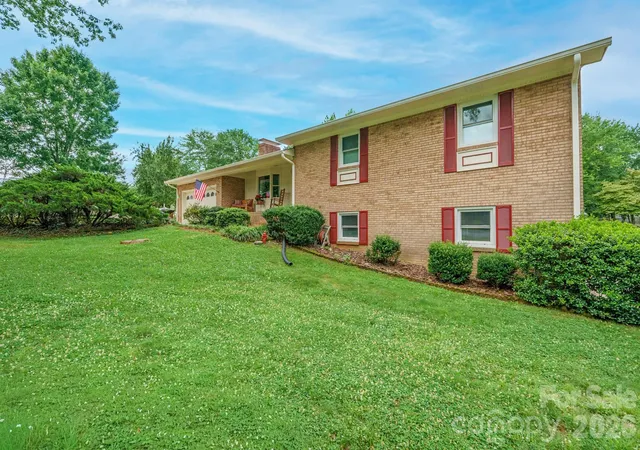 Photo 3 of Single family home for sale at 201 Wellington Dr, Lincolnton, NC 28092 | MLS# 4394224 | Listing updated on 2026-10-01