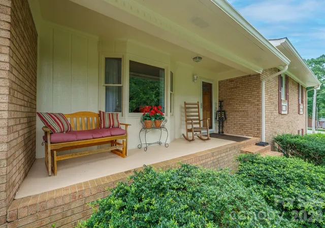 Photo 3 of Single family home for sale at 201 Wellington Dr, Lincolnton, NC 28092 | MLS# 4394224 | Listing updated on 2026-10-01
