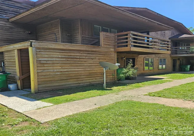 Listing Photo 2 - Condo for sale in building located at 1831 J Julian Ln, Charlotte, NC 28208 - Unit #