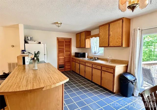 Photo 2 of House for sale at 422 US Hwy 19e, Spruce Pine, NC 28777 | MLS# 4394391 | Listing updated on 2026-08-15