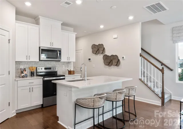3rd image of 9017 Foggy Brook Ct, Charlotte, NC 28216 | MLS# 4394439
