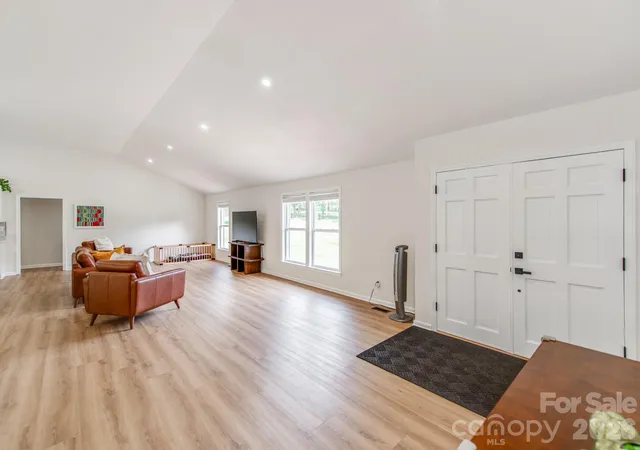 Photo 4 of Single family home for sale at 629 Belmorrow Dr, Charlotte, NC 28214 | MLS# 4394575 | Listing updated on 2026-09-27