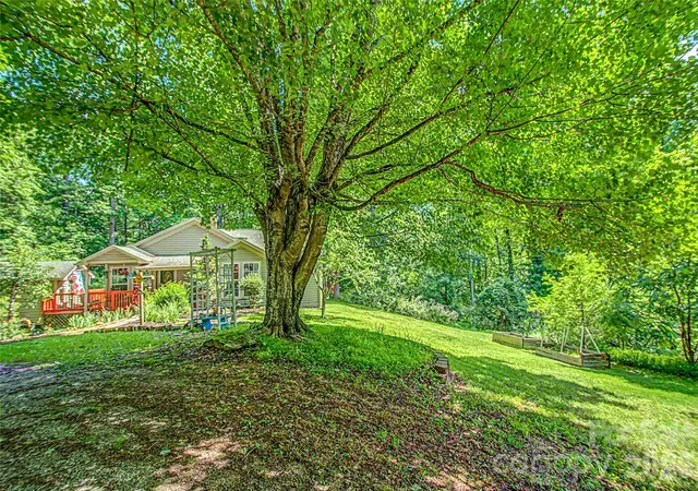 Photo 2 of Single family home for sale at 76 Winsome Trl, Hendersonville, NC 28739 | MLS# 4394583 | Listing updated on 2026-08-26