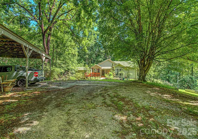 Photo 3 of Single family home for sale at 76 Winsome Trl, Hendersonville, NC 28739 | MLS# 4394583 | Listing updated on 2026-08-26