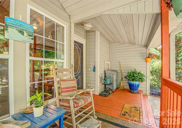 Photo 4 of Single family home for sale at 76 Winsome Trl, Hendersonville, NC 28739 | MLS# 4394583 | Listing updated on 2026-08-26