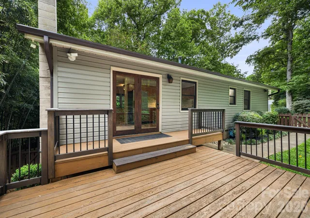 Photo 2 of Single family home for sale at 10 Botany View Ct, Asheville, NC 28805 | MLS# 4394673 | Listing updated on 2026-09-24