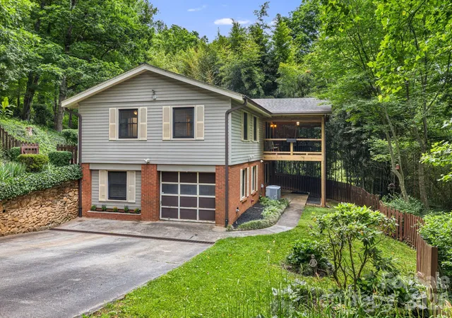 Photo 3 of Single family home for sale at 10 Botany View Ct, Asheville, NC 28805 | MLS# 4394673 | Listing updated on 2026-09-24