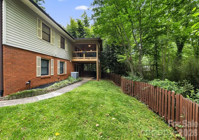 Photo 3 of Single family home for sale at 10 Botany View Ct, Asheville, NC 28805 | MLS# 4394673 | Listing updated on 2026-09-24