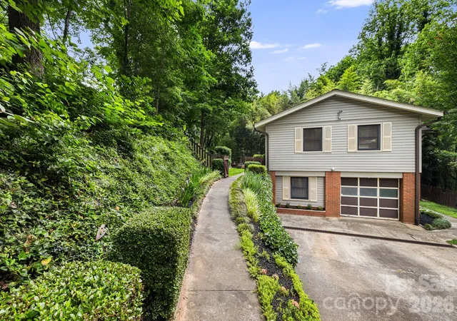 Photo 4 of Single family home for sale at 10 Botany View Ct, Asheville, NC 28805 | MLS# 4394673 | Listing updated on 2026-09-24