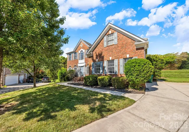 Photo 2 of Single family home for sale at 8408 Denholme Dr, Waxhaw, NC 28173 | MLS# 4394733 | Listing updated on 2026-08-18