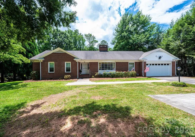 2nd image of 1807 5th St Nw, Hickory, NC 28601 | MLS# 4394751