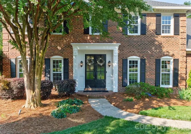 Photo 3 of Single family home for sale at 1231 Manicott Dr, Matthews, NC 28105 | MLS# 4394782 | Listing updated on 2026-10-01