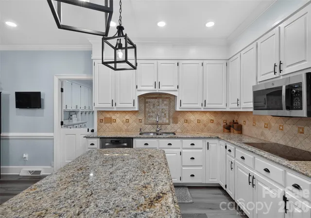 Photo 3 of Single family home for sale at 1231 Manicott Dr, Matthews, NC 28105 | MLS# 4394782 | Listing updated on 2026-10-01