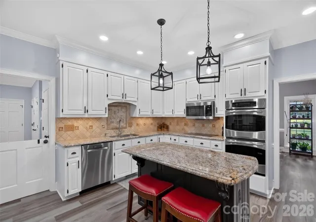 Photo 4 of Single family home for sale at 1231 Manicott Dr, Matthews, NC 28105 | MLS# 4394782 | Listing updated on 2026-10-01