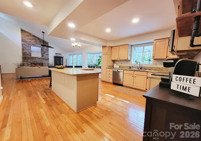Photo 4 of Single family home for sale at 305 E Sondley Dr, Asheville, NC 28805 | MLS# 4394793 | Listing updated on 2026-09-05