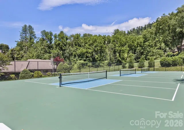 2nd image of 9 Ridge Ter, Asheville, NC 28804