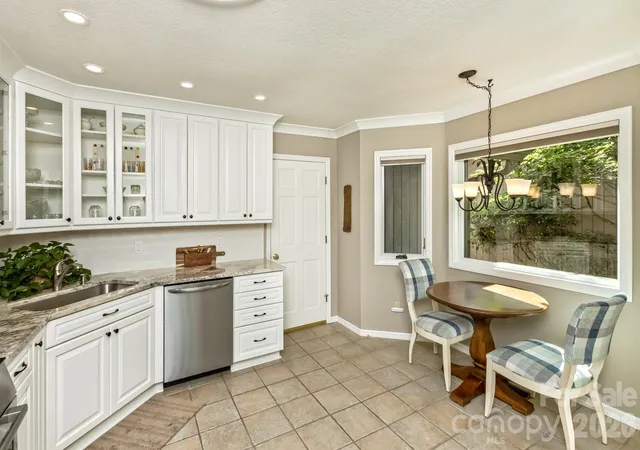 4th image of 9 Ridge Ter, Asheville, NC 28804