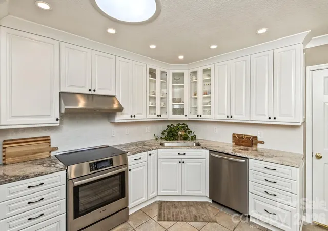 5th image of 9 Ridge Ter, Asheville, NC 28804
