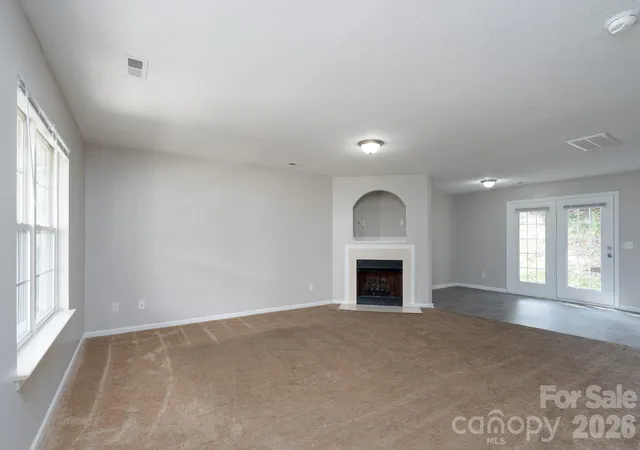 Photo 4 of Single family home for sale at 8016 Bronze Pike Dr, Charlotte, NC 28273 | MLS# 4394871 | Listing updated on 2026-08-11