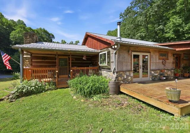 Photo 2 of Single family home for sale at 1005 Smith Crk Rd, Mars Hill, NC 28754 | MLS# 4394966 | Listing updated on 2026-08-10