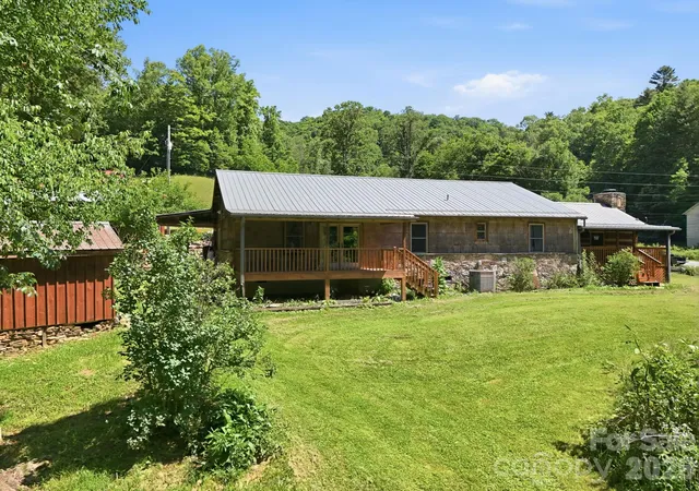 Photo 5 of Single family home for sale at 1005 Smith Crk Rd, Mars Hill, NC 28754 | MLS# 4394966 | Listing updated on 2026-08-10