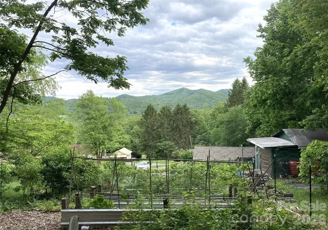 Photo 4 of Single family home for sale at 658 Enka Lake Rd, Candler, NC 28715 | MLS# 4395073 | Listing updated on 2026-07-14