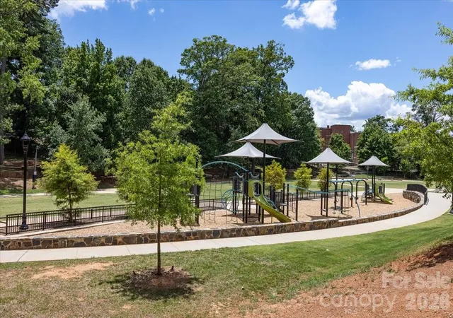 2nd image of 524 Hawthorne Ln, Charlotte, NC 28204