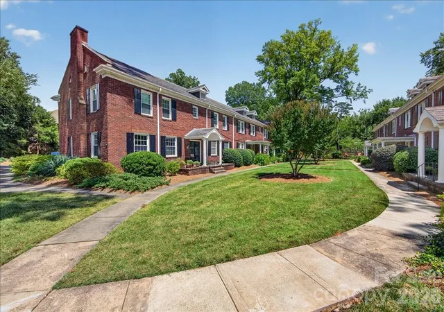 3rd image of 524 Hawthorne Ln, Charlotte, NC 28204