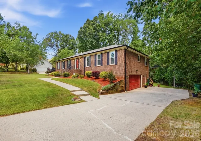 Photo 4 of Single family home for sale at 701 Blue Rock Dr, Charlotte, NC 28213 | MLS# 4395254 | Listing updated on 2026-10-06