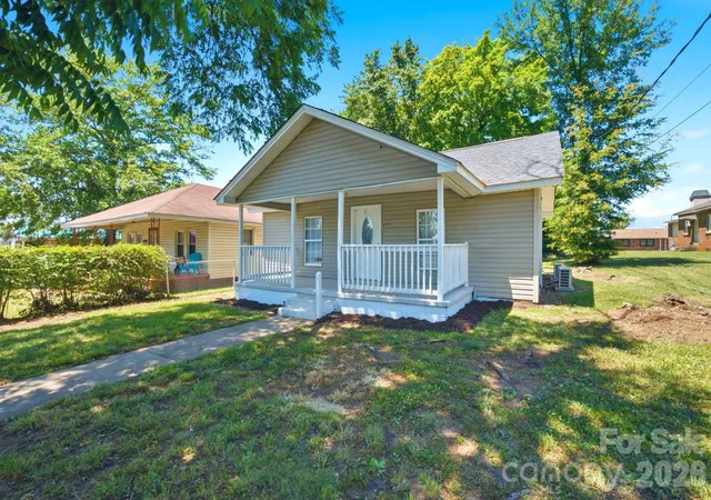 Photo 3 of Single family home for sale at 411 Weathers St, Shelby, NC 28150 | MLS# 4395288 | Listing updated on 2026-09-19