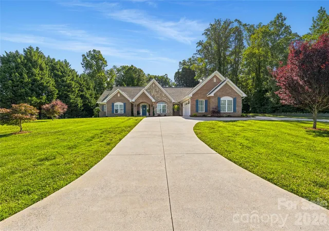 Photo 2 of Single family home for sale at 115 Country Clb Dr, Morganton, NC 28655 | MLS# 4395354 | Listing updated on 2026-08-13