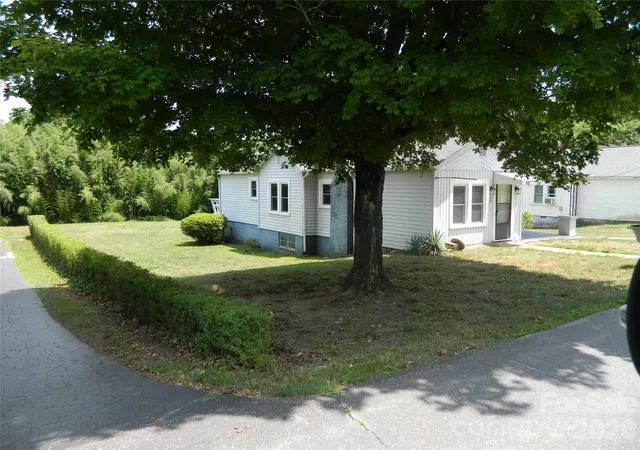Photo 2 of Single family home for sale at 129 Edgebrook Pl Nw, Lenoir, NC 28645 | MLS# 4395446 | Listing updated on 2026-08-07