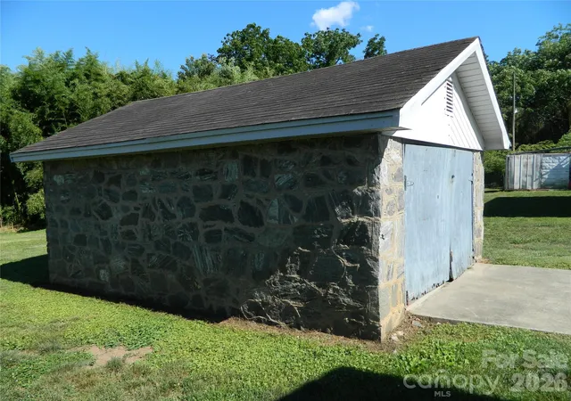 Photo 3 of Single family home for sale at 129 Edgebrook Pl NW, Lenoir, NC 28645 | MLS# 4395446 | Listing updated on 2026-08-07