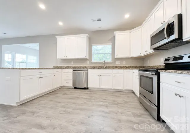 3rd image of 2482 Chatham Dr, Fort Mill, SC 29707 | MLS# 4395475