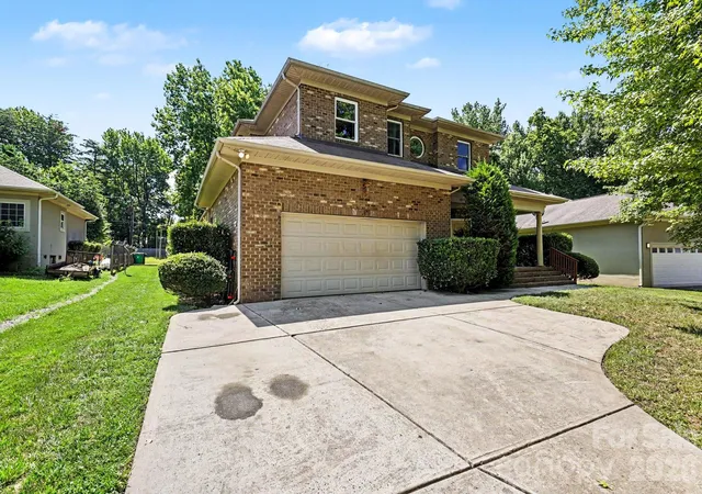 Photo 1 of Single family home for sale at 10130 Fairlea Dr, Charlotte, NC 28269 | MLS# 4395480 | Listing updated on 2026-08-28