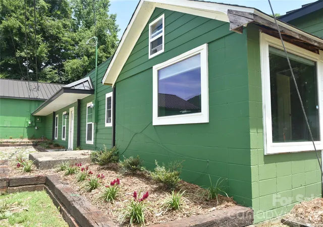 Photo 3 of Single family home for sale at 68 Circle Dr, Marion, NC 28752 | MLS# 4395560 | Listing updated on 2026-06-20