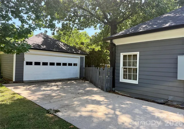 Homes for sale in Charlotte, NC | 4015 Thistledown Ct, Charlotte, NC 28269 | MLS# 4395561
