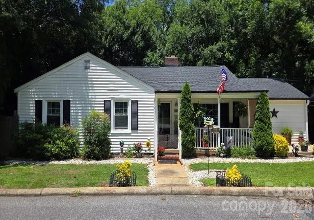2nd image of 809 Alexander St, Lincolnton, NC 28092 | MLS# 4395562