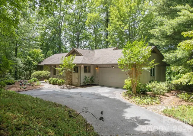 Homes for sale in Flat Rock, NC | 117 Tarnhill Dr, Flat Rock, NC 28731 | MLS# 4395598