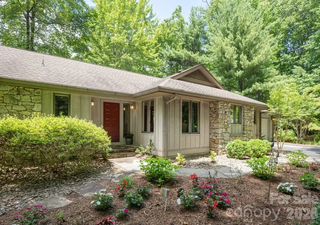 Homes for sale in Flat Rock, NC | 117 Tarnhill Dr, Flat Rock, NC 28731 | MLS# 4395598