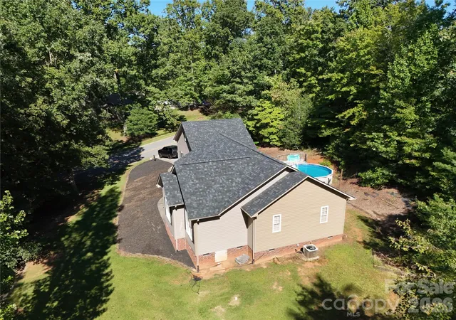Photo 2 of Single family home for sale at 1395 Robinhood Dr, Morganton, NC 28655 | MLS# 4395636 | Listing updated on 2026-10-02