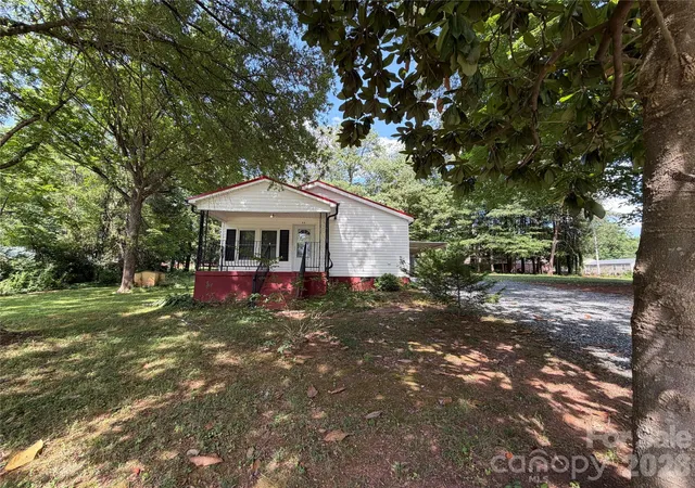 Homes for sale in Newton, NC | 55 S Hildebran Ave, Newton, NC 28658 | MLS# 4395760