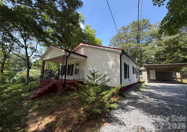 Homes for sale in Newton, NC | 55 S Hildebran Ave, Newton, NC 28658 | MLS# 4395760
