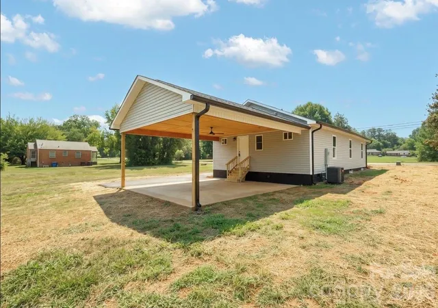 Photo 2 of Single family home for sale at 1810 E Greenbriar Rd, Statesville, NC 28625 | MLS# 4395838 | Listing updated on 2026-09-13