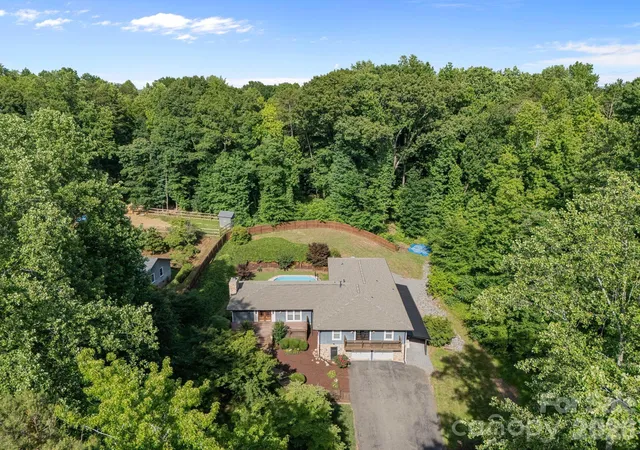 Photo 3 of Single family home for sale at 2913 Old Stage Rd, Gastonia, NC 28052 | MLS# 4395865 | Listing updated on 2026-08-15