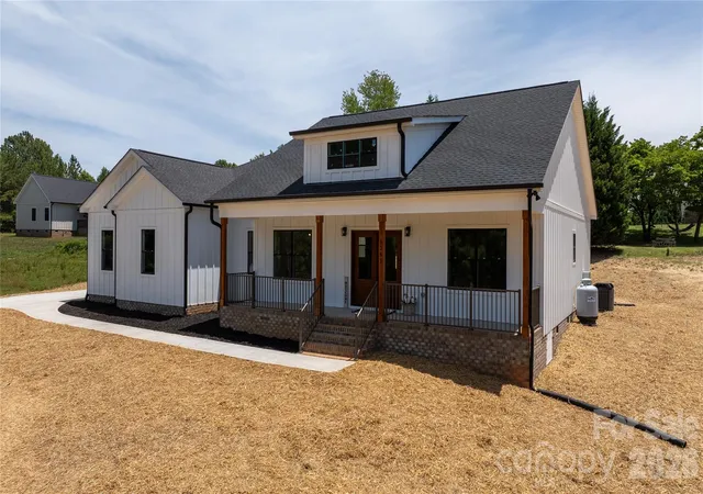 Photo 4 of Sale Pending at 1265 Misty Ln, Hickory, NC 28601 | MLS# 4395922 | Listing updated on 2026-09-03