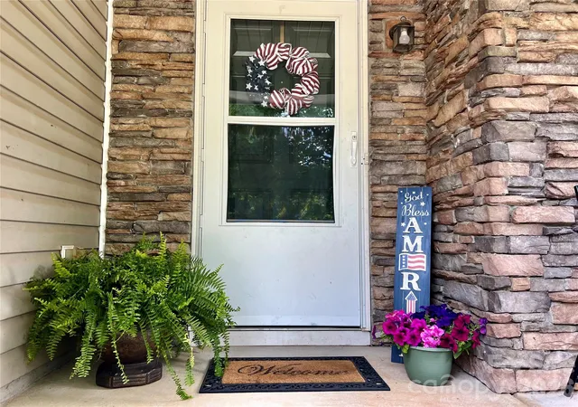 Photo 4 of Single family home for sale at 2717 Markham Woods Ct, Charlotte, NC 28214 | MLS# 4395934 | Listing updated on 2026-08-26