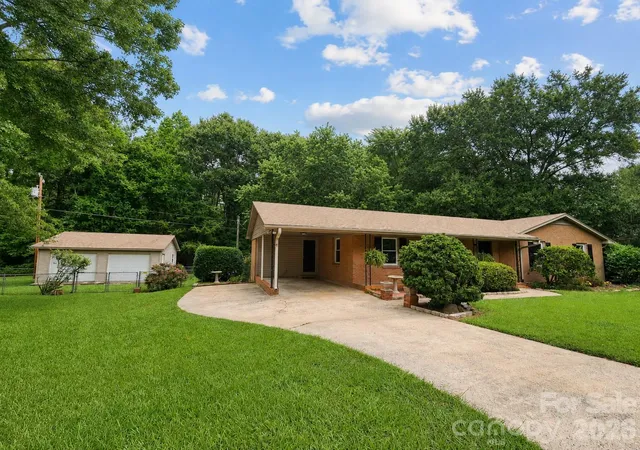 Photo 2 of Single family home for sale at 2914 Dresden Dr, Gastonia, NC | MLS# 4395963 | Listing updated on 2026-10-02