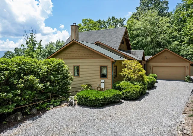 Photo 3 of Single family home for sale at 48 Hawks Lift Dr, Waynesville, NC 28786 | MLS# 4396155 | Listing updated on 2026-10-03